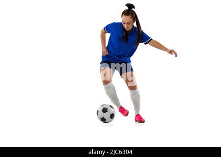 Ein sportliches Mädchen, weibliche Fußball, Fußballspieler Training isoliert auf weißem Studio Hintergrund. Sport, Action, Bewegung, Fitnesskonzept Stockfoto