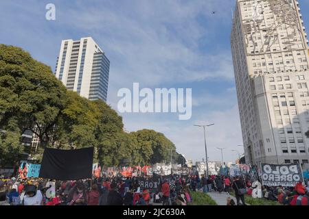 Buenos Aires, Argentinien. 09.. Juni 2022. Die Organisationen der Unidad Piquetera führten eine neue und massive Mobilisierung für die soziale Entwicklung durch, indem sie echte Arbeit und mehr soziale Unterstützung angesichts der wachsenden Armut forderten. (Foto: Esteban Osorio/Pacific Press) Quelle: Pacific Press Media Production Corp./Alamy Live News Stockfoto