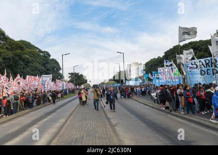 Buenos Aires, Argentinien. 09.. Juni 2022. Die Organisationen der Unidad Piquetera führten eine neue und massive Mobilisierung für die soziale Entwicklung durch, indem sie echte Arbeit und mehr soziale Unterstützung angesichts der wachsenden Armut forderten. (Foto: Esteban Osorio/Pacific Press) Quelle: Pacific Press Media Production Corp./Alamy Live News Stockfoto