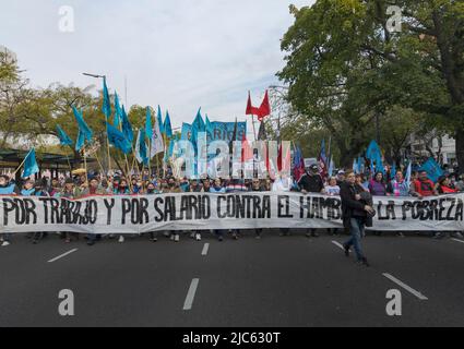 Buenos Aires, Argentinien. 09.. Juni 2022. Die Organisationen der Unidad Piquetera führten eine neue und massive Mobilisierung für die soziale Entwicklung durch, indem sie echte Arbeit und mehr soziale Unterstützung angesichts der wachsenden Armut forderten. (Foto: Esteban Osorio/Pacific Press) Quelle: Pacific Press Media Production Corp./Alamy Live News Stockfoto