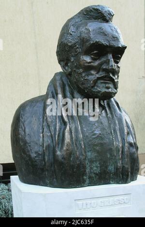 Bukarest, Rumänien. Die Büste von Vito Grasso, dem früheren Direktor des Instituto Italiano di Cultura (Institutul Ital de Cultura). Stockfoto