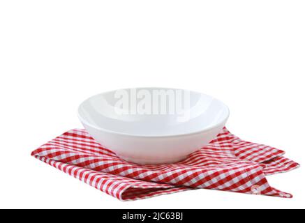 Weiße Schüssel auf rot karierten Tuch gefaltet Handtuch isoliert.Lebensmittel-Werbung Display. Stockfoto