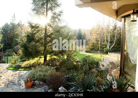 Hinterhof mit einer wunderschönen Landschaft auf einem privaten Grundstück in Rumänien Stockfoto