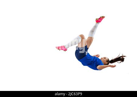 Studio Aufnahme von jungen weiblichen Fußball, Fußballspieler Training isoliert auf weißem Studio Hintergrund. Sport, Action, Bewegung, Fitnesskonzept Stockfoto