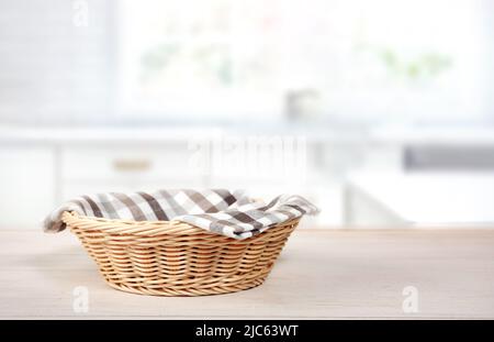 Stroh leeren Korb auf Küchentisch.Lebensmittel Werbung Display.Container Produkt zu fördern. Stockfoto