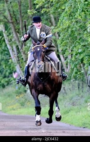 Hawick, Großbritannien. , . 2022 Hawick Common Riding der amtierende Vater, Alan Brown Airborne im Galopp die verheirateten Anhänger jagen auf den Nippknowes und jubeln den Zuschauern zu, das Hawick Common Riding ist das erste der Border Common Ridings und feiert sowohl die Eroberung einer englischen Flagge, Durch die Jugend Hawicks beim militärischen Gefecht von Hornshole im Jahr 1514 und den alten Brauch, die Märsche oder Grenzen des gemeinsamen Landes zu reiten. ( Kredit: Rob Gray/Alamy Live News Stockfoto