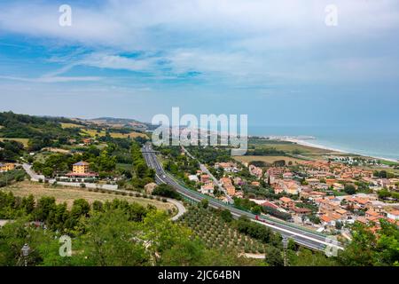 Blick von Torre di Palme auf die Dörfer Marina Palmense und Santa Maria a Mare, über die Autobahn E55 in der Region Marken in Italien. Im Hintergrund Stockfoto