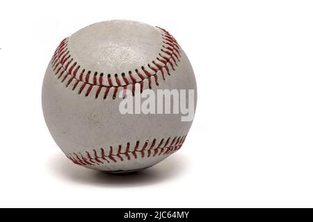 Nahaufnahme von gebrauchten weißen Baseballspielen mit roten Nähten auf weißem Hintergrund Stockfoto