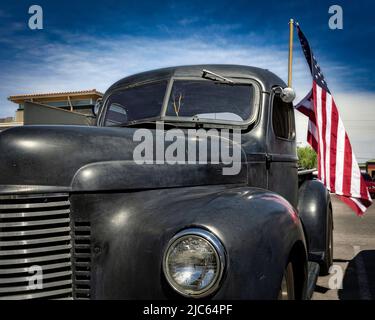 Ein schwarzer Pickup-Truck aus den frühen 1940s, stolz unter amerikanischer Flagge, bei einem Autoteffen in El Paso, Texas. Stockfoto