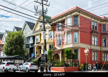 San Francisco, Kalifornien, USA - 20. April 2022 : farbenfrohe Reihenhäuser in der Hartford Street, 18. Ecke Stockfoto