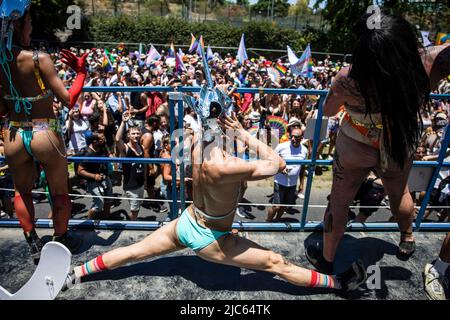 Tel Aviv, Israel. 10.. Juni 2022. Die Teilnehmer nehmen an der jährlichen Gay Pride Parade in Tel Aviv Teil. Quelle: Ilia Yefimovich/dpa/Alamy Live News Stockfoto