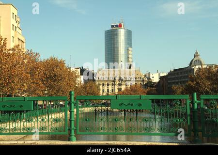 Bukarest, Rumänien. Dambovita River von der Izvor Brücke aus gesehen. Auf der Rückseite befinden sich zwei kontrastierende Gebäude, der Vama Poştei Palast (1926) und das BCR-Hauptquartier. Stockfoto