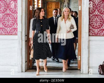 Oslo 20220610.Kronprinzessin Mary von Dänemark (links) und Kronprinzessin Mette-Marit von Norwegen kommen zu einem Seminar über die grünen Städte der Zukunft, dem Seminar, das über den norwegisch-dänischen Erfahrungsaustausch über konkrete Lösungen für die zukünftige grüne Stadtentwicklung und klimafreundliche Städte in Norwegen und Dänemark geht. Kronprinzessin Mary von Dänemark ist auf einem kurzen Besuch in Norwegen. Foto: Lise Aaserud / NTB Stockfoto