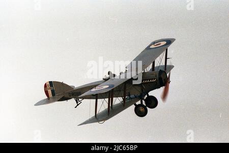 1970s, in-Flight ein Bristol F2B, ein zweisitziger WW1 Kämpfer und Reconnaisance Flugzeug, das zum ersten Mal im Jahr 1916 flog. D8096 wurde 1918 gebaut, war aber zu spät, um während des Ersten Weltkriegs Dienst zu sehen, wurde aber 1923 von der 208. Staffel in der Türkei benutzt. 1936 von Captain C.P.B. Ogilvie, wurde es dann von der Shuttleworth Collection erworben und von der Bristol Airplane Company restauriert und flog im Februar 1952 wieder. Stockfoto