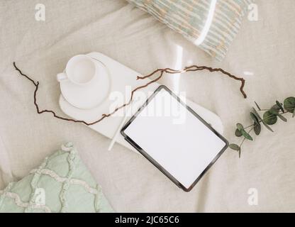 Tablet-Modell mit weißem leeren Hintergrund, auf hellem Hintergrund Stockfoto