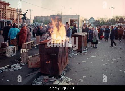 Rizhsky Market, April 1991. Außerhalb des größten öffentlichen Marktes in Moskau, während des letzten Jahres der Sowjetunion. Stockfoto