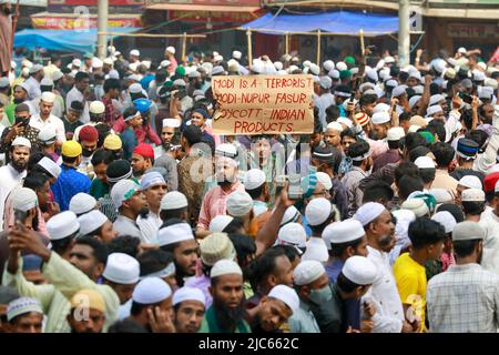 Dhaka, Bangladesch. 10.. Juni 2022. Aktivisten und Unterstützer islamistischer Parteien aus Bangladesch versammeln sich am 10. Juni 2022 in Dhaka zu einer Demonstration, um gegen die Sprecherin der ehemaligen indischen Bharatiya Janata Party, Nupur Sharma, wegen ihrer aufrührerischen Äußerungen über den Propheten Mohammed zu protestieren. Foto von Kanti das Suvra/ABACAPRESS.COM Quelle: Abaca Press/Alamy Live News Stockfoto