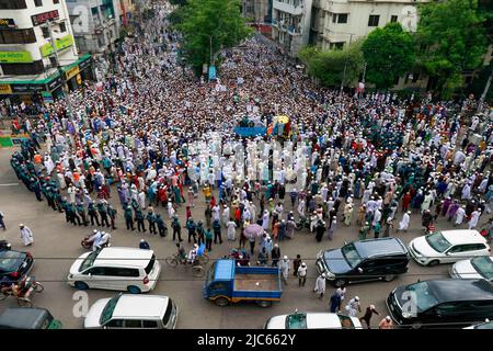 Dhaka, Bangladesch. 10.. Juni 2022. Aktivisten und Unterstützer islamistischer Parteien aus Bangladesch versammeln sich am 10. Juni 2022 in Dhaka zu einer Demonstration, um gegen die Sprecherin der ehemaligen indischen Bharatiya Janata Party, Nupur Sharma, wegen ihrer aufrührerischen Äußerungen über den Propheten Mohammed zu protestieren. Foto von Kanti das Suvra/ABACAPRESS.COM Quelle: Abaca Press/Alamy Live News Stockfoto