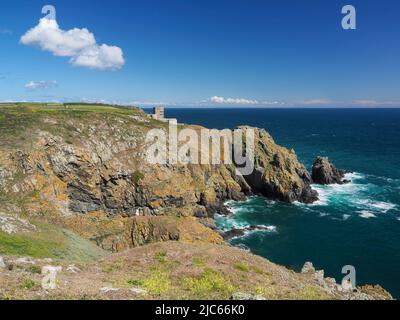 Aussichtsturm MP4 L'Angle mit Blick auf die felsige Bucht, Guernsey, Kanalinseln Stockfoto