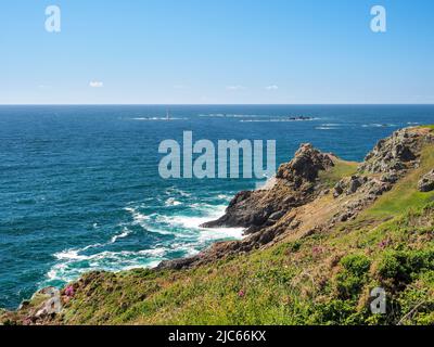 Blick auf den Leuchtturm Les Hanois auf dem Felsen Le Biseau, Guernsey, Kanalinseln Stockfoto