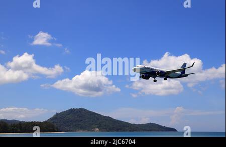 Airliner oder Passagierflugzeug Indigo Airbus A320 neo Landung auf dem Flughafen neben dem Strand. Flugzeug fliegt extrem tief über dem Meeresstrand. Stockfoto