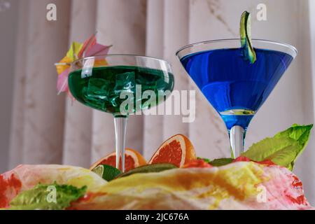Sommerliche kalte Getränke mit Eiswürfel, Grapefruit und Limette auf dem Tisch, alkoholische Limonade, martini-Cocktail Stockfoto