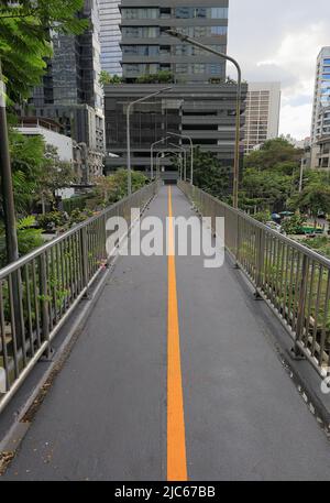 Fußgängerweg oder Korridor oder Flur zwischen dem Gebäude. Stockfoto