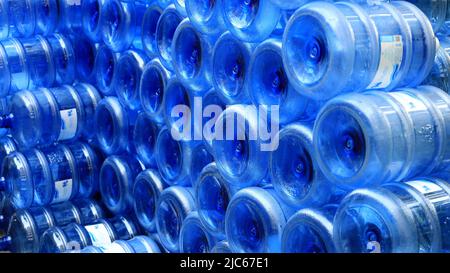 Stapel leerer großer Trinkwasserflaschen, Muster der großen Flasche Trinkwasserversorgung in einer Reihe. Stockfoto