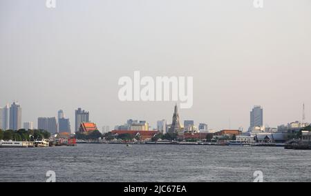 Skyline im Stadtzentrum VON BANGKOK THAILAND mit wunderschönem Blick auf den Sky River. Stockfoto