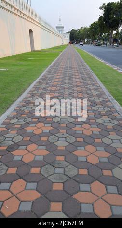 Farbe lang gepflasterten Backsteinfußweg, Backsteinpfad oder Bürgersteig mit Perspektive, abstrakter Hintergrund von Fliesen, Bürgersteig im Porträt-Ausrichtung. Stockfoto