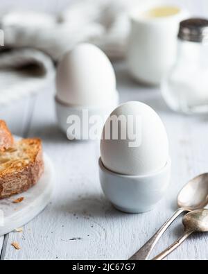 Weich gekochte Eier, Frühstück auf weißem Hintergrund Stockfoto