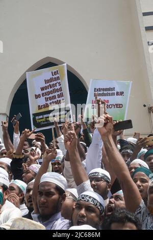 Dhaka, Bangladesch. 10.. Juni 2022. Die Islami Andolan Bangladesh protestiert, um die Äußerungen zweier indischer Politiker zum muslimischen Propheten Muhammad in Dhaka zu verurteilen. (Bild: © Bayazid Akter/Pacific Press via ZUMA Press Wire) Stockfoto