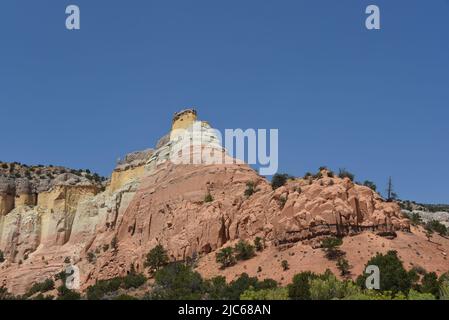 Eine wunderschöne Wüstenlandschaft aus roten, gelben und weißen Sandsteinfelsen, die sich mit einem klaren blauen Himmel absetzen. Gedreht im Carson National Forest Stockfoto