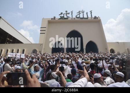 Dhaka, Bangladesch. 10.. Juni 2022. Die Islami Andolan Bangladesh protestiert, um die Äußerungen zweier indischer Politiker zum muslimischen Propheten Muhammad in Dhaka zu verurteilen. (Bild: © Bayazid Akter/Pacific Press via ZUMA Press Wire) Stockfoto