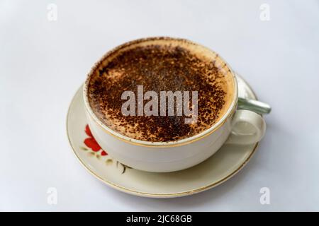 Draufsicht auf einen Cappuccino in einer altmodischen Tasse Stockfoto