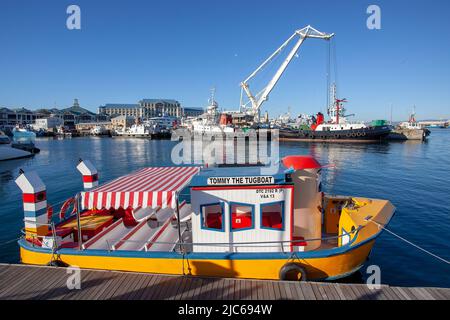 Farbenfroh bemalt Timothy the Schlepper an Kapstadts V&A Waterfront an einem sonnigen Tag Stockfoto