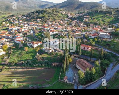 Luftpanorama des malerischen Bergdorfes Apidia, Lakonien im Winter. Das Dorf liegt im Südosten Griechenlands in Laconi Stockfoto