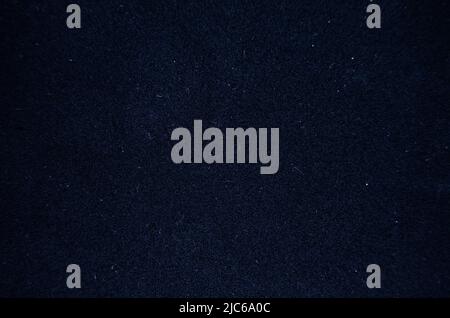 Schwarzer, zerkratzter Grunge-Hintergrund, dunkle, staubige Textur. Platz für Text oder Bild. Noised Night Tapete Stockfoto