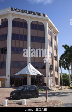 ORANJESTAD, ARUBA - 4. DEZEMBER 2021: Das Gebäude der Banco di Caribe Bank in Vondellaan 31 in Oranjestad auf der karibischen Insel Aruba Stockfoto