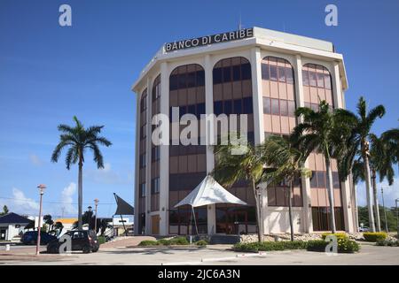 ORANJESTAD, ARUBA - 4. DEZEMBER 2021: Das Gebäude der Banco di Caribe Bank in Vondellaan 31 in Oranjestad auf der karibischen Insel Aruba Stockfoto