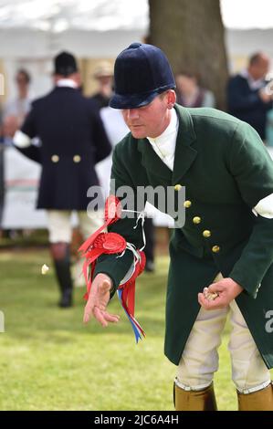 Brighton UK 10. June 2022 - die Teilnehmer genießen die Sonne auf der South of England Show, die auf dem Ardingly Showground in Sussex UK stattfindet. Die Show feiert an drei Tagen das Beste in der britischen Landwirtschaft: Credit Simon Dack / Alamy Live News Stockfoto