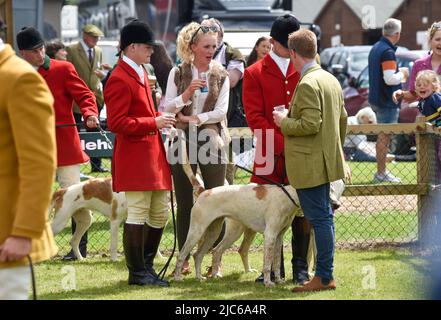 Brighton UK 10. June 2022 - die Teilnehmer genießen die Sonne auf der South of England Show, die auf dem Ardingly Showground in Sussex UK stattfindet. Die Show feiert an drei Tagen das Beste in der britischen Landwirtschaft: Credit Simon Dack / Alamy Live News Stockfoto