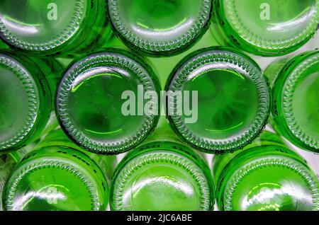 Boden leerer grüner Glasflaschen auf weißem Hintergrund, Draufsicht. Grüne Soda, Weinglas Flasche Textur für Kopierer Platz. Stockfoto