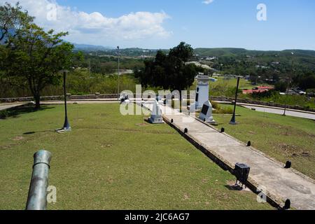 SANTIAGO de CUBA, KUBA - 22. FEBRUAR; 2019 Befestigungsanlagen auf dem Gipfel des San Juan-Hügels Stockfoto