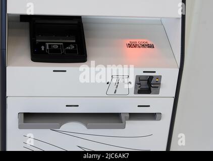 Selbstbedienungsschalter für den Self-Check-in, Self-Check-in-Schalter oder Kiosk-Schalter am Flughafen. Innovativer Selbstbedienungszähler. Stockfoto