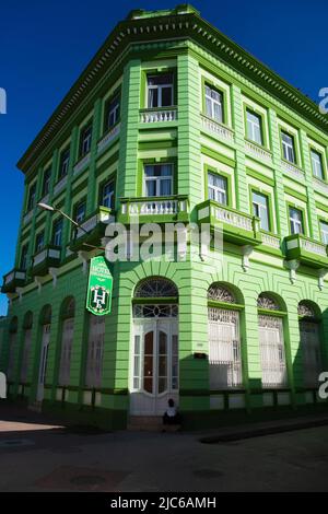 SANTIAGO de CUBA, KUBA - 22. FEBRUAR; 2019 altes grünes Gebäude in der Calle Enramadas Stockfoto