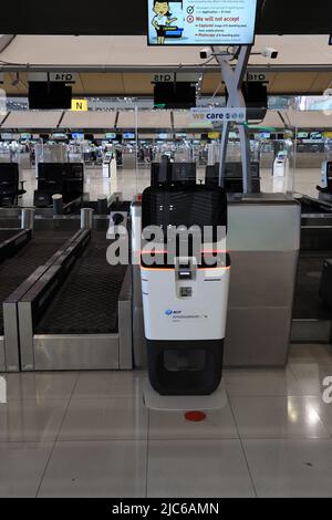 Der leere Check-in-Schalter und die Selbstgepäckabsetzung an der Abflughalle im Terminal 1, Suvarnabhumi International Airport aufgrund der Situation in Covid-19. Stockfoto