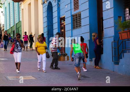 SANTIAGO de CUBA, KUBA - 22. FEBRUAR; 2019 Einkäufer auf der Straße der Calle Enramadas Stockfoto