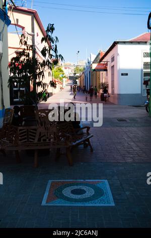 SANTIAGO DE CUBA, KUBA - 22. FEBRUAR; 2019 Einkäufer ruhen sich auf der Straße der Calle Enramadas aus Stockfoto