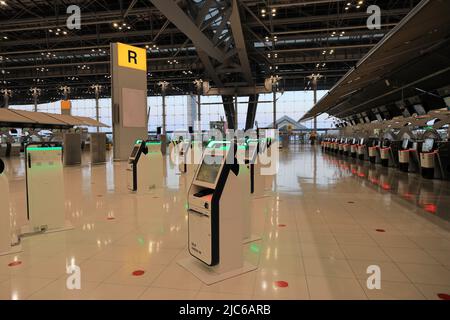 Self Check-in oder Self-Service-Automaten und Helpdesk-Kiosk am Flughafen für Check-in, Drucken der Bordkarte oder Ticketkauf. Stockfoto